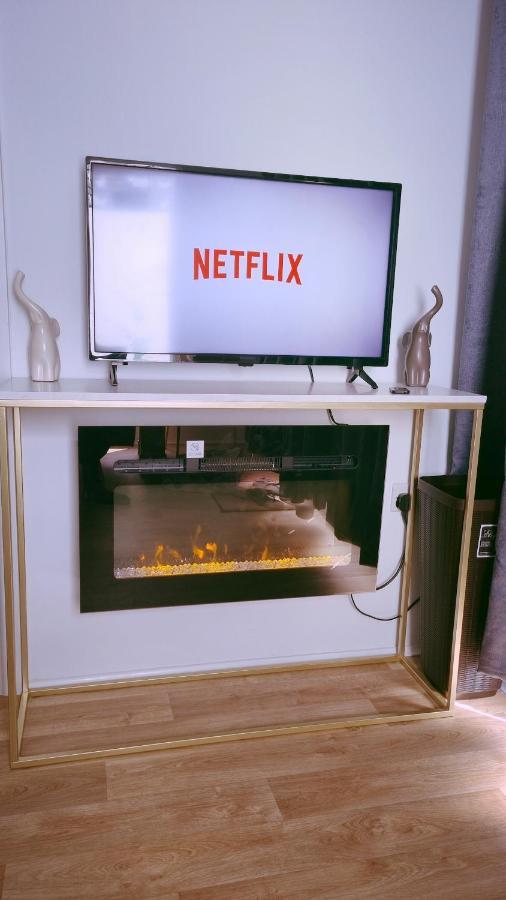 リーズ T-I-G-H The Coziest Place Wifi & Netflix Near Roundhayヴィラ エクステリア 写真