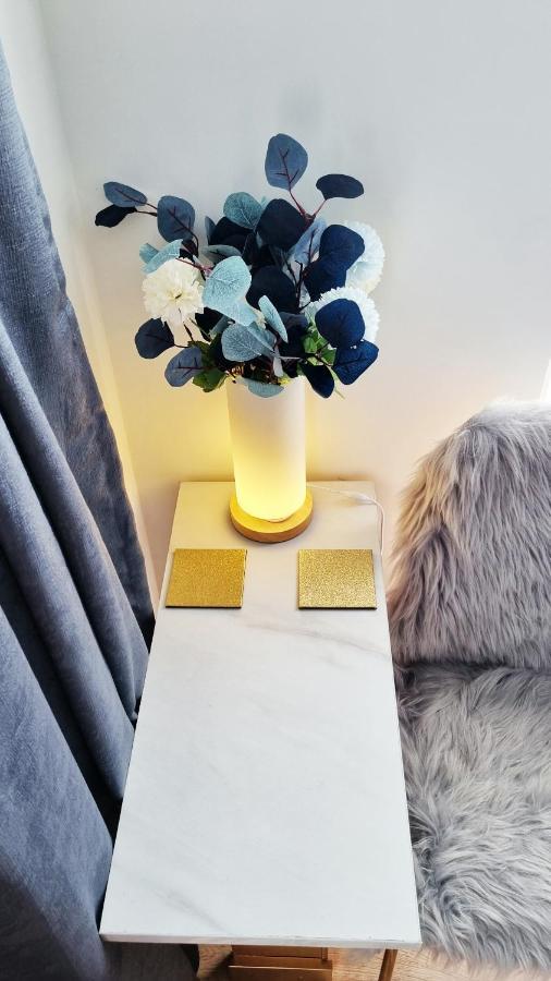 リーズ T-I-G-H The Coziest Place Wifi & Netflix Near Roundhayヴィラ エクステリア 写真