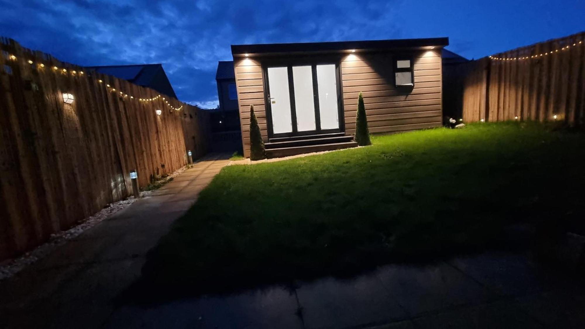 リーズ T-I-G-H The Coziest Place Wifi & Netflix Near Roundhayヴィラ エクステリア 写真