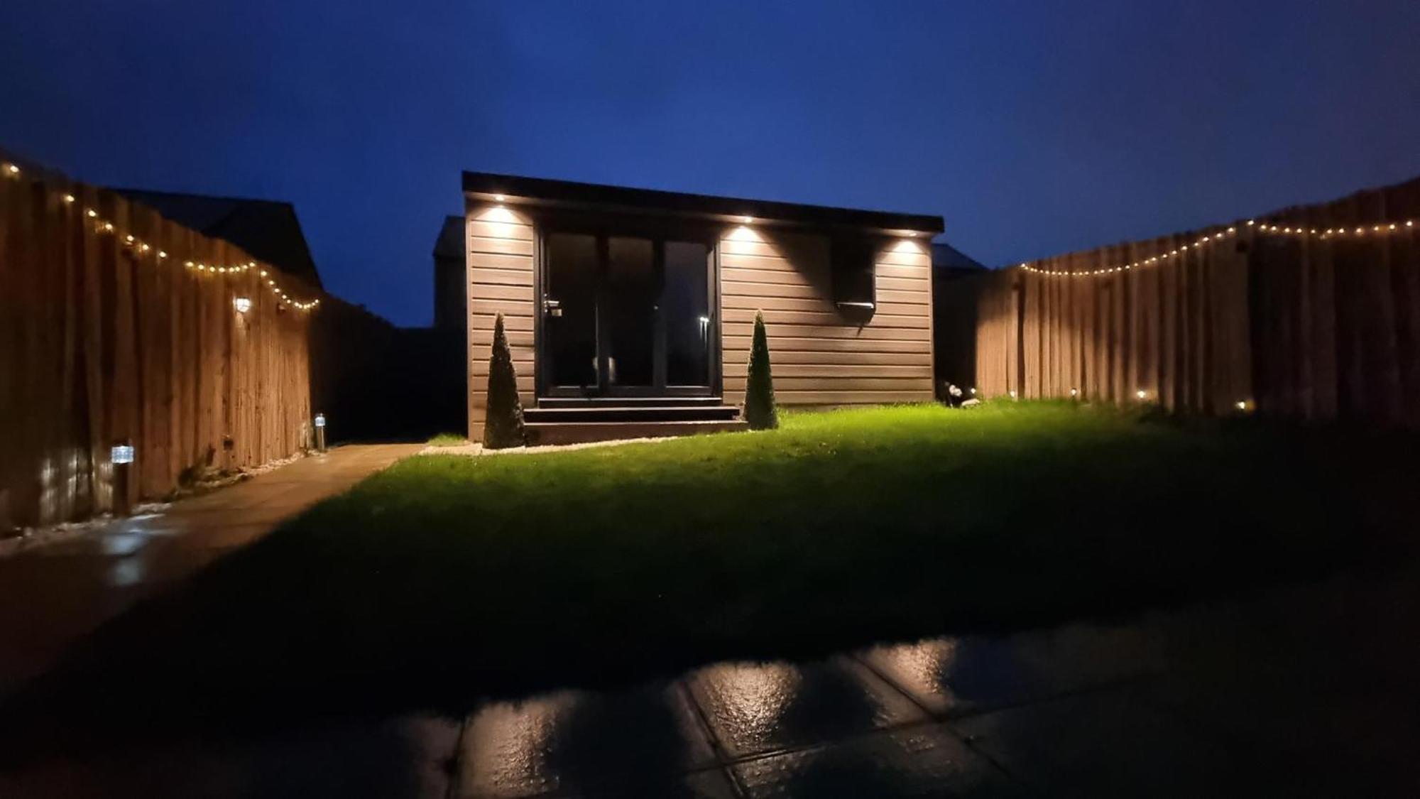 リーズ T-I-G-H The Coziest Place Wifi & Netflix Near Roundhayヴィラ エクステリア 写真